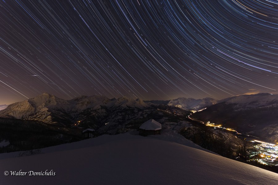 Locandina evento che si terrà il 10 agosto relativa alla Notte bianca sotto le stelle