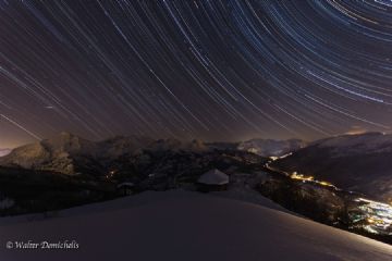 Locandina evento che si terrà il 10 agosto relativa alla Notte bianca sotto le stelle