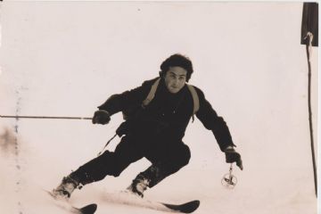 Trent’anni di gare di sci d’epoca: le locandine in mostra all’Ufficio del Turismo di Sauze d’Oulx. 