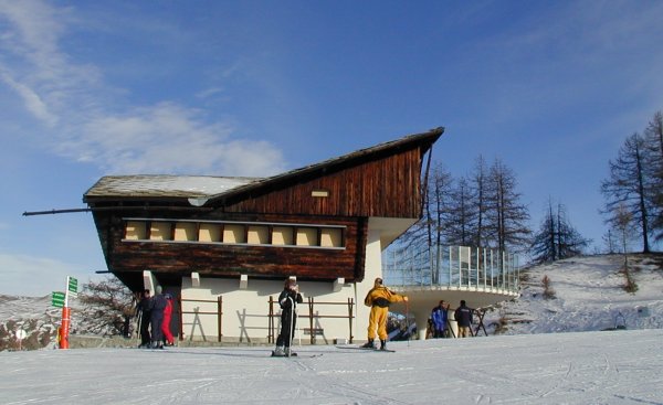 L'immagine raffigura la facciata dello Chalet Mollino durante la stagione invernale