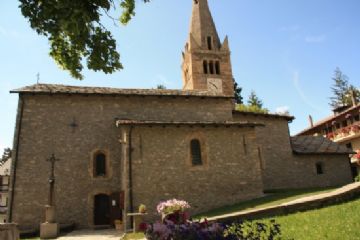 L'immagine raffiguta la facciata della chiesa durante il periodo estivo.