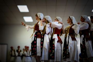 Ballerine greche in costume tradizionale