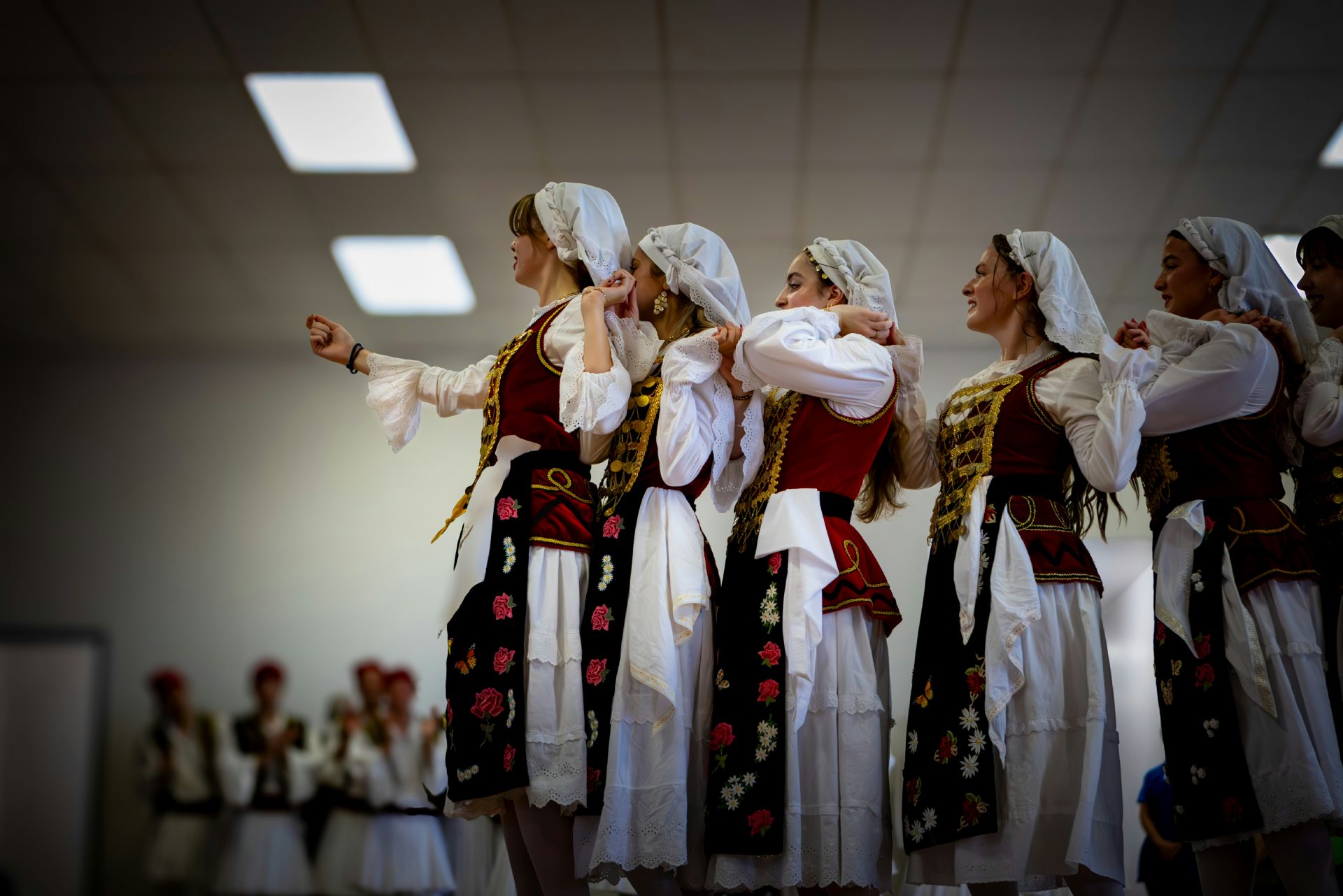Ballerine greche in costume tradizionale